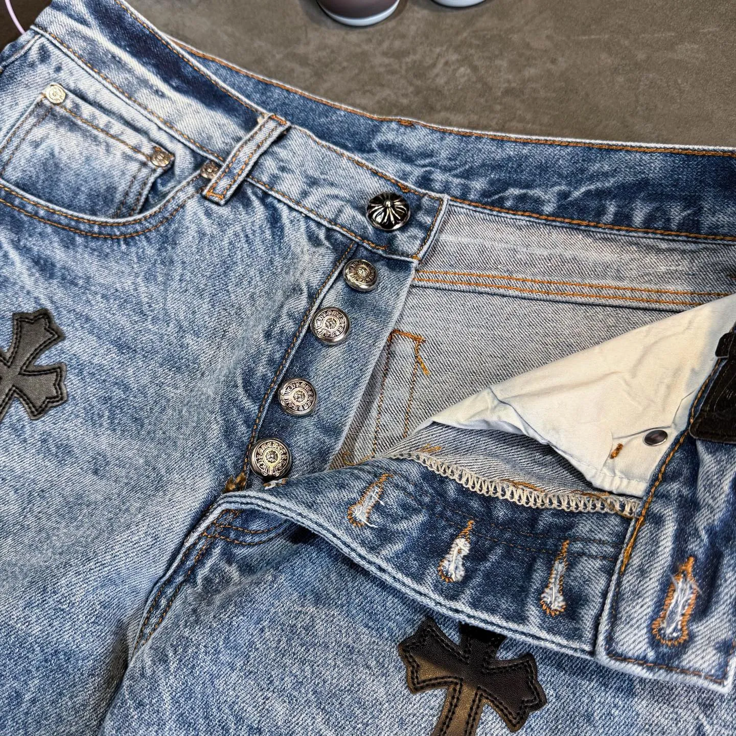 P270 Chrome Hearts CH Cross embroidered distressed jeans Top ceiling quality 100% version correct version is coming!  Believe me this must be the best quality you will ever come across! ! Excellent value for money! !  Styles with different washes and textures are very friendly to people with thin legs and thick legs. The straight version is very flattering to the shape of the legs. The moderate length is timeless and easy to match. It is the basis of various styles and a must-have in the wardrobe! ! Add a little stacking to easily control this year's popular clean fit fabric. The fabric is stiff but the upper body is soft without losing texture. The sides and cuffs of some styles have a bone-wash effect. It's really hard not to love it! The outfit effect is immediate! ✅Correctly customize the Croxin metal leather label on the back panel. It is not sold directly with the cross on the finished jeans. 1:1 copying strives for excellence and the details are perfectly grasped. ✅The cross leather label is clear and smooth. Exquisite turning top craftsmanship. ✅Buttons, zippers and hardware are all customized versions of the Croxin LOGO. ✅High-cost washing process. Size: 28 30 32 34 36 (5 sizes)